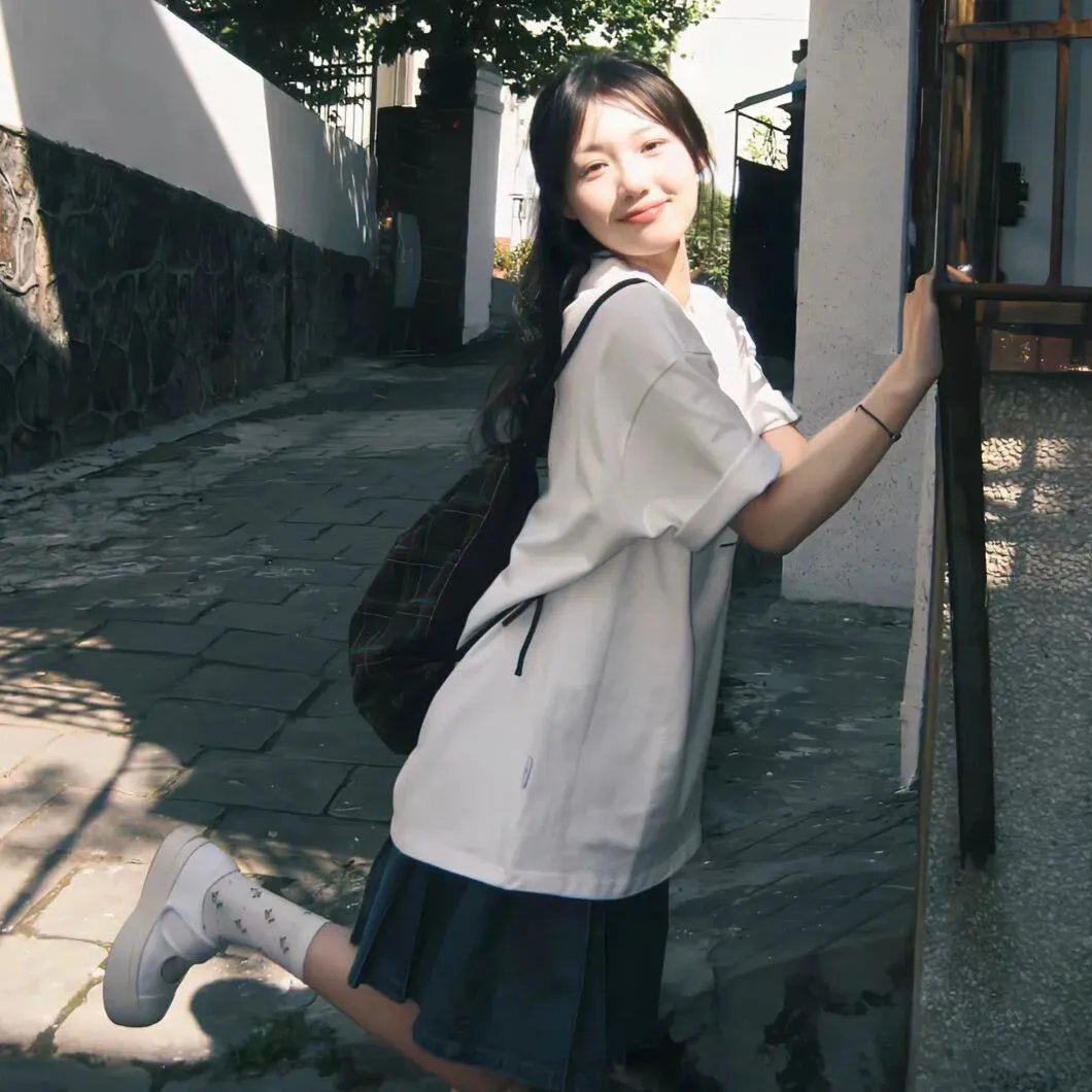 濠河边上的女人